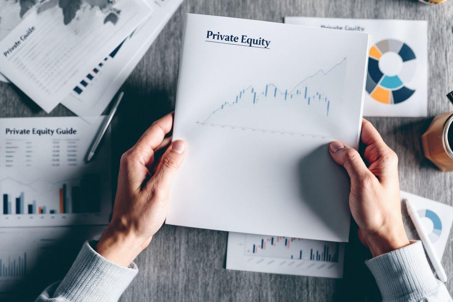 Mains tenant un document avec graphique financier et documents connexes