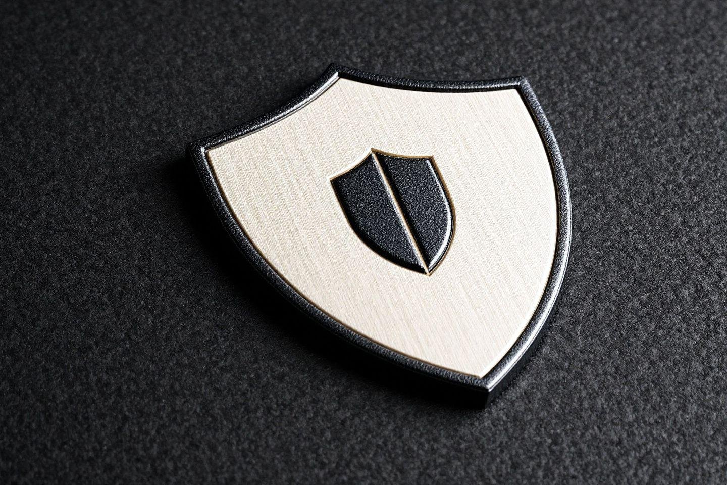 Insigne de protection en forme de bouclier blanc et noir
