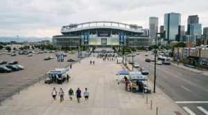 Grand stade moderne avec parking, boutiques souvenirs et supporters