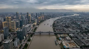Skyline urbain avec fleuve et ponts au coucher de soleil