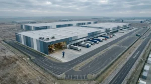 Grand entrepôt logistique avec camions de livraison stationnés