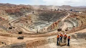 Mineurs inspectent site mine ciel ouvert désertique