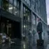 Homme en costume quittant un immeuble de bureaux avec ses cartons