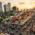 Vue aérienne d'un marché traditionnel bondé au coucher de soleil