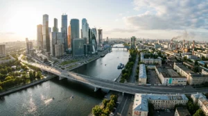 Vue aérienne de Moscou avec gratte-ciel et fleuve