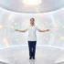 Infirmière en blanc dans capsule technologique lumineuse avec plantes