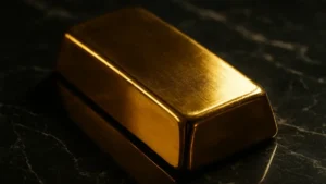 Lingot d'or poli sur une surface en marbre sombre