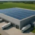 Entrepôt logistique moderne vu du ciel avec camions et panneaux solaires