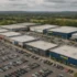 Parc commercial en périphérie de Bristol, Royaume-Uni, ciel nuageux