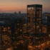 Vue aérienne d'un quartier hôtelier européen au crépuscule